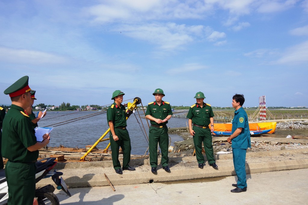 Theo Thượng tá Trần Hữu Ích, phòng chống bão là mệnh lệnh chiến đấu của người lính trong thời bình. (Ảnh: quangnam.gov.vn)