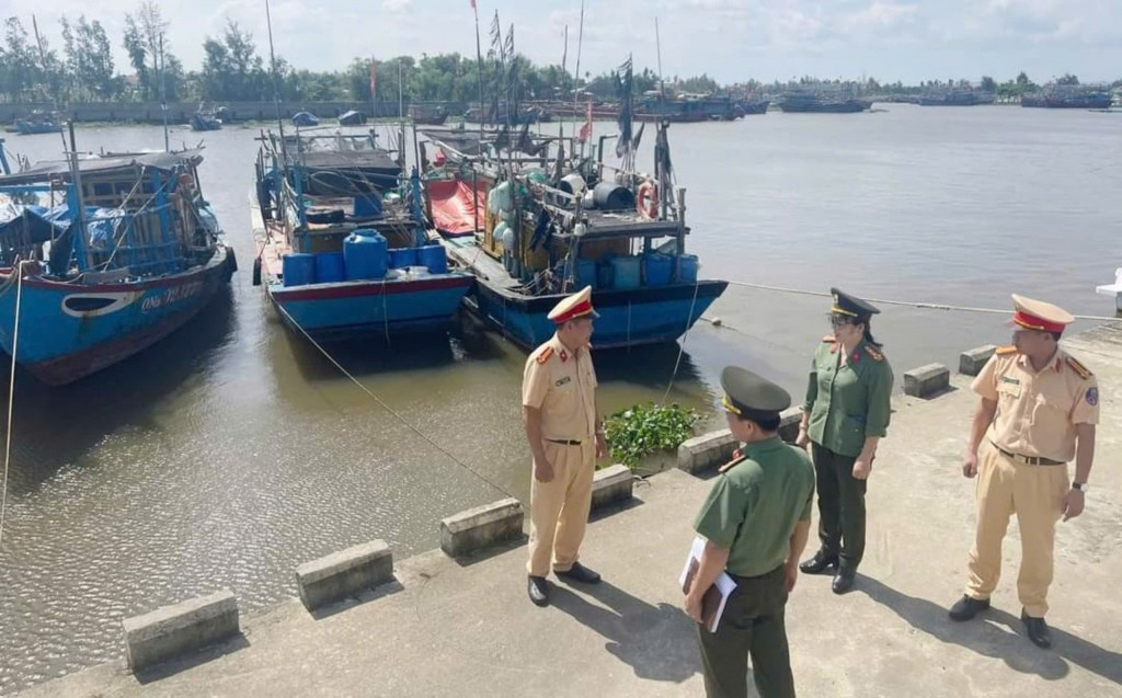 Đại tá Võ Thị Trinh - Phó Giám đốc Công an tỉnh Quảng Nam kiểm tra thực tế tại Đội Cảnh sát đường thủy (Ảnh: C.A Quảng Nam)