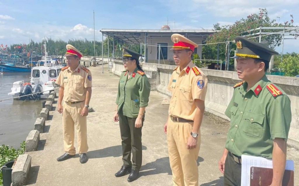 Phó Giám đốc Công an tỉnh Quảng Nam yêu cầu Phòng Cảnh sát giao thông cần chủ động làm tốt công tác phòng, chống bão, không được chủ quan trong mọi tình huống. (Ảnh: C.A Quảng Nam)