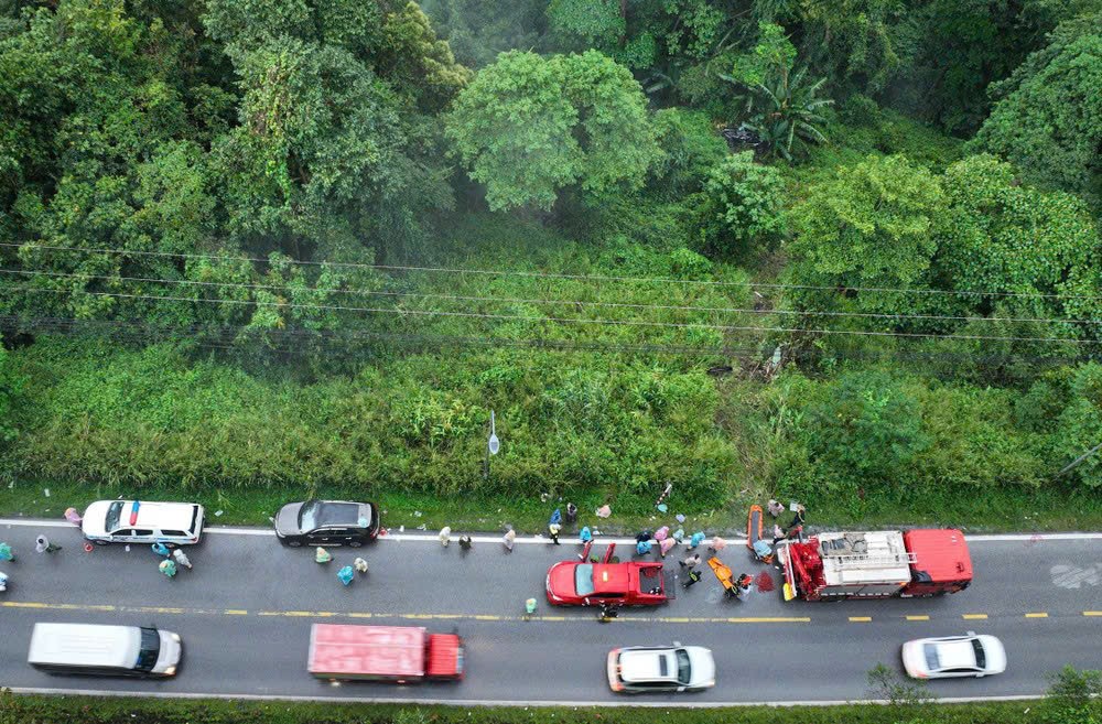 Chiếc ô tô rơi xuống vực sâu khoảng 50m trên đèo Bảo Lộc (Ảnh CTV)