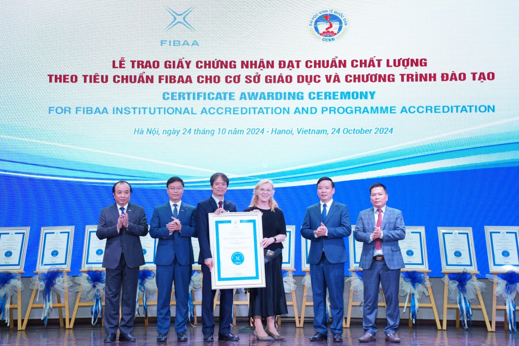 Lãnh đạo Trường Đại học Kinh tế Quốc dân nhận chứng nhận đạt chuẩn chất lượng cơ sở giáo dục từ bà Diane Freiberger - Tổng giám đốc của tổ chức FIBAA