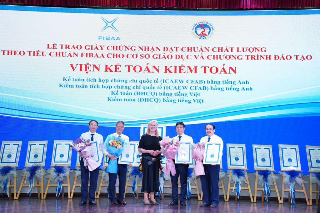 Đại diện Viện Kế toán – Kiểm toán nhận 4 chứng chỉ công nhận chương trình được kiểm định