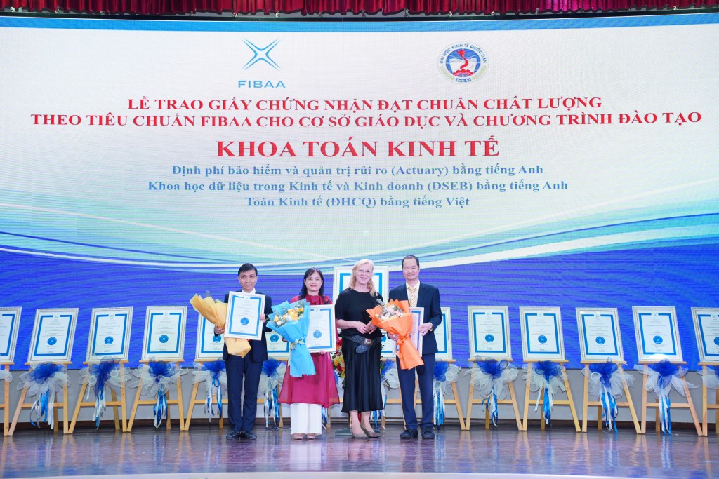 Khoa Toán kinh tế đón nhận 3 chứng nhận chương trình được kiểm định