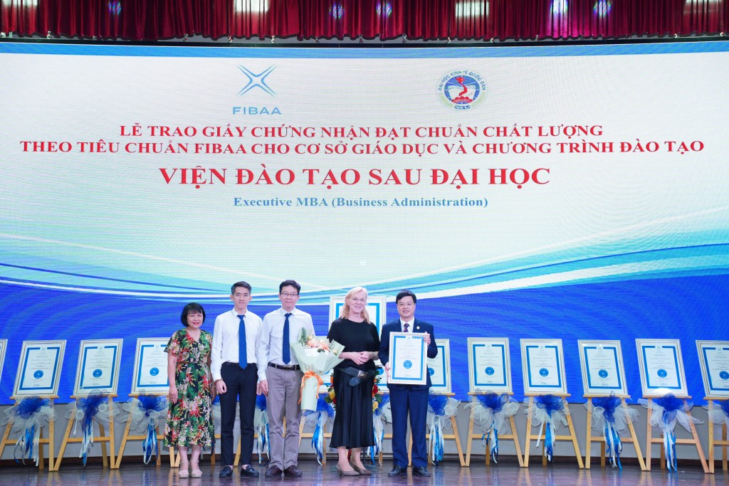 Lãnh đạo Viện Sau đại học đón nhận chứng nhận chương trình Executive MBA (Business Administration)