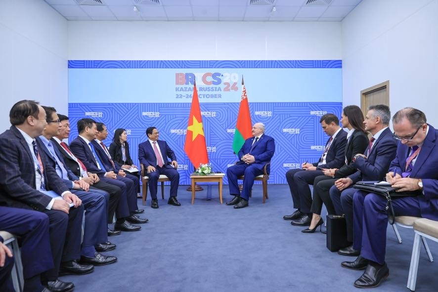 Tổng thống Aleksander Lukashenko khẳng định, Belarus luôn coi trọng và mong muốn phát triển quan hệ hợp tác trên các lĩnh vực với Việt Nam; đề nghị thúc đẩy hợp tác sản xuất ô tô để xuất khẩu; đẩy mạnh đầu tư, giáo dục, văn hóa, du lịch và giao lưu nhân dân… - Ảnh: VGP/Nhật Bắc