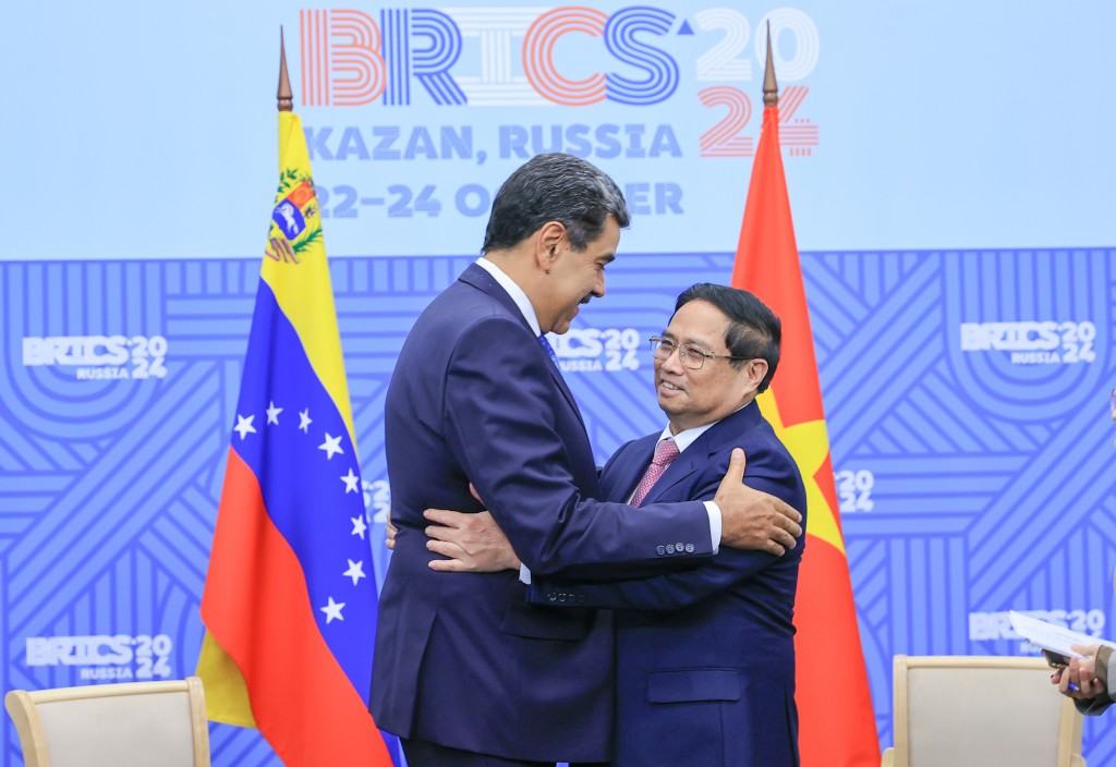 Thủ tướng Phạm Minh Chính và Tổng thống Venezuela Nicolas Maduro bày tỏ vui mừng trước sự phát triển tích cực của quan hệ hai nước thời gian qua, khẳng định quyết tâm tiếp tục thúc đẩy hợp tác hai nước sâu sắc, hiệu quả và toàn diện hơn nữa. - Ảnh: VGP/Nhật Bắc