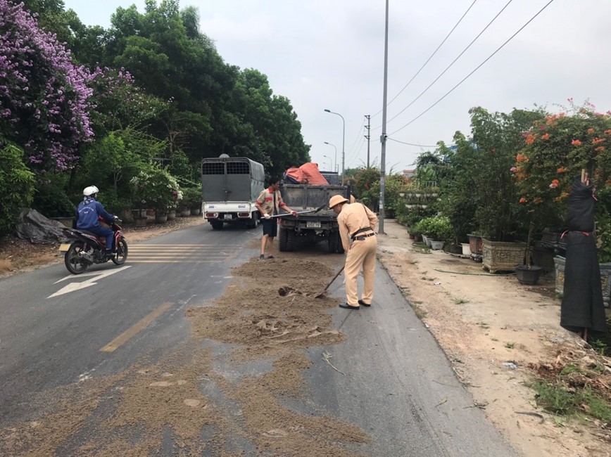 Cần mức phạt thích đáng cho hành vi làm rơi vãi phế thải