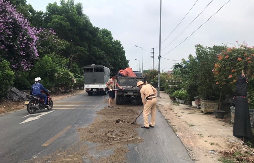 Cần mức phạt thích đáng cho hành vi làm rơi vãi phế thải