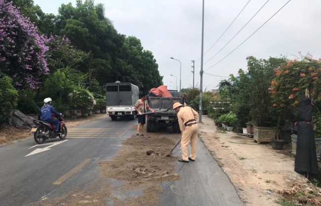 Cần mức phạt thích đáng cho hành vi làm rơi vãi phế thải