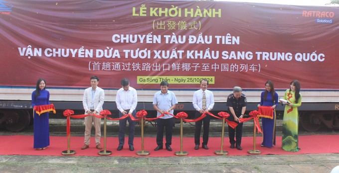 Lễ khởi hành sản phẩm dừa tươi đầu tiên được xuất khẩu chính ngạch sang Trung Quốc (Ảnh: Trần Trung)