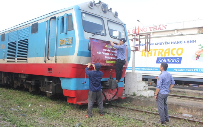 Ga liên vận quốc tế Sóng Thần nằm tại thành phố Dĩ An (tỉnh Bình Dương), thuộc trung tâm Vùng kinh tế trọng điểm phía nam và rất thuận lợi cho việc vận chuyển hàng hóa xuất nhập khẩu giữa Việt Nam-Trung Quốc, đặc biệt là các mặt hàng trái cây xuất khẩu.