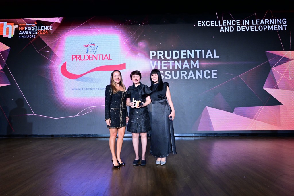 Bà Bùi Thị Thanh Thúy - Phó Tổng giám đốc Nhân sự Prudential Việt Nam nhận giải thưởng Excellence in Learning & Development tại HR Excellence Award 2024 ở Singapore