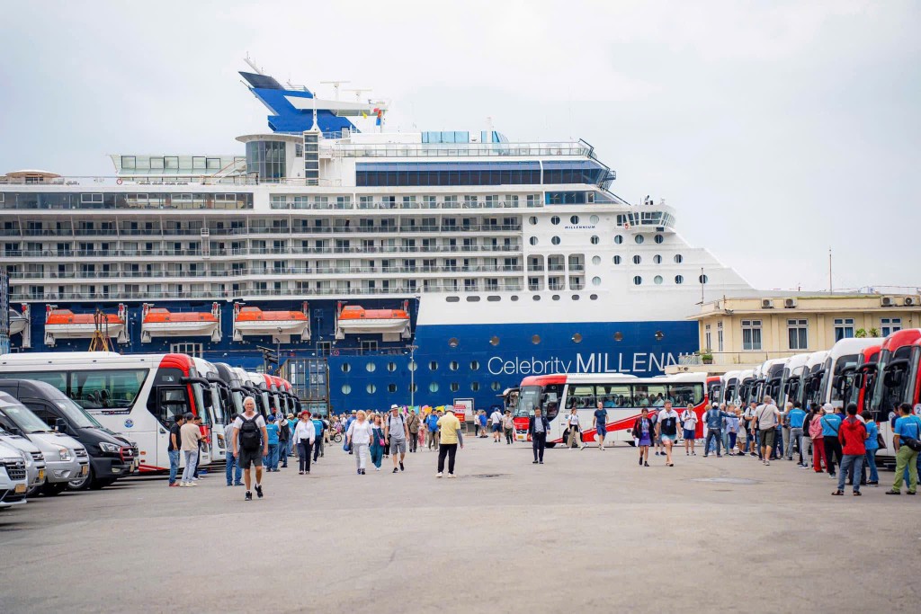 Ngành du lịch Thừa Thiên - Huế đón đoàn khách du lịch trên chuyến tàu du lịch Celebrity Millennium,(Ảnh thuathienhue.gov)