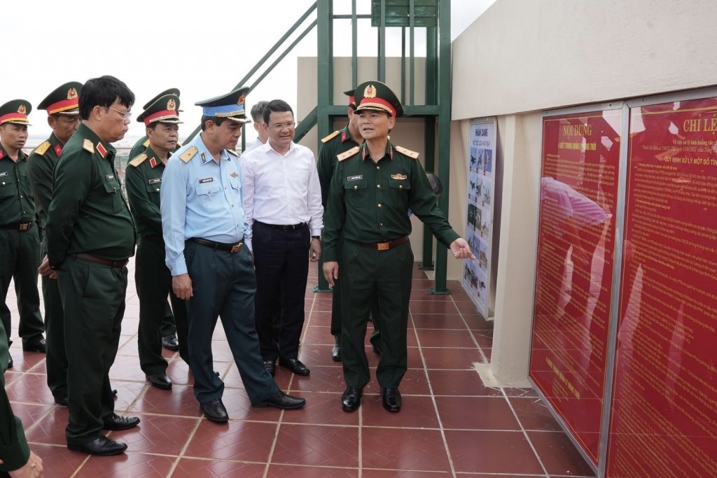 đoàn công tác đã trực tiếp báo động kiểm tra công tác trực sẵn sàng chiến đấu của một số đơn vị phòng không tại Bộ CHQS tỉnh và thị xã Hương Trà (Ảnh thuathienhue.gov)