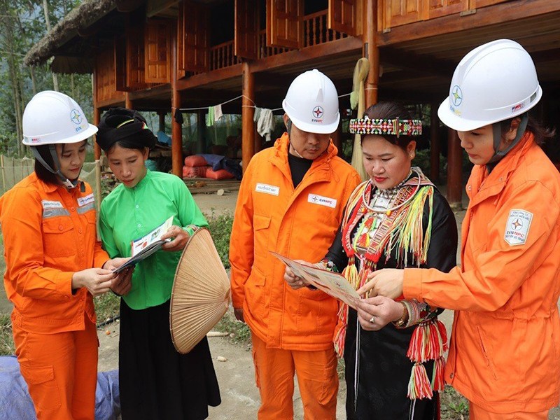 Cán bộ, nhân viên Điện lực Yên  Bái hướng dẫn khách hàng sử dụng điện an toàn tiết kiệm