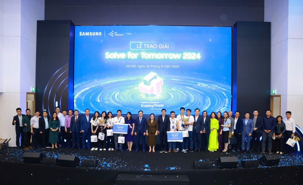 Các đại biểu và thí sinh tham dự Chung kết cuộc thi Solve for Tomorrow 2024