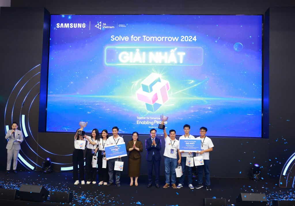 Phần trao giải cho hai đội thi đạt Giải nhất chung kết cuộc thi Solve for Tomorrow 2024