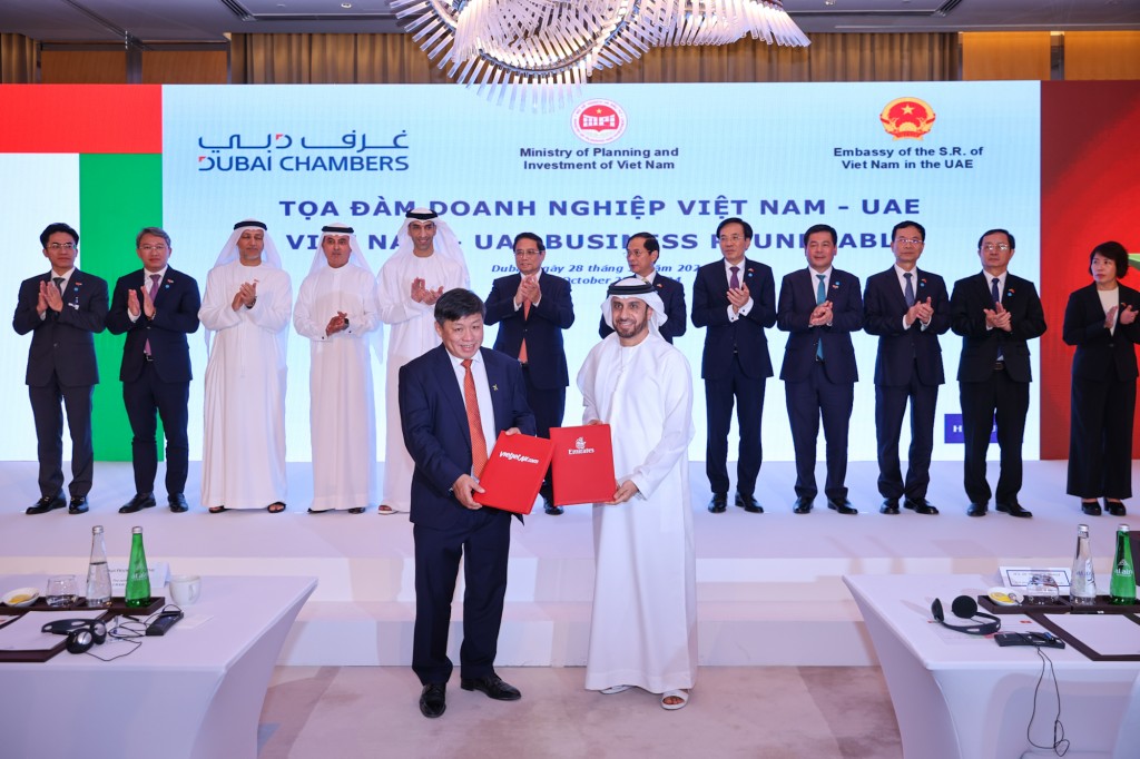 Hãng hàng không Vietjet và Hãng hàng không Emirates trao thỏa thuận hợp tác trong lĩnh vực hàng không - Ảnh: VGP/Nhật Bắc