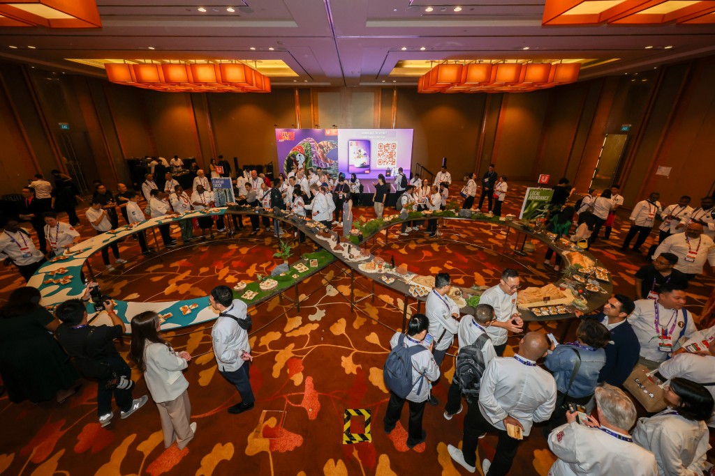 Một “vùng đất” của hành trình khám phá ẩm thực: Khách mời tham dự Hội nghị Worldchefs 2024 khám phá bức tranh ẩm thực rộng lớn do Unilever Food Solutions tạo ra, nơi bốn trong số tám xu hướng ẩm thực nổi bật được giới thiệu thông qua các hoạt động tương tác trong suốt buổi trải nghiệm ẩm thực.