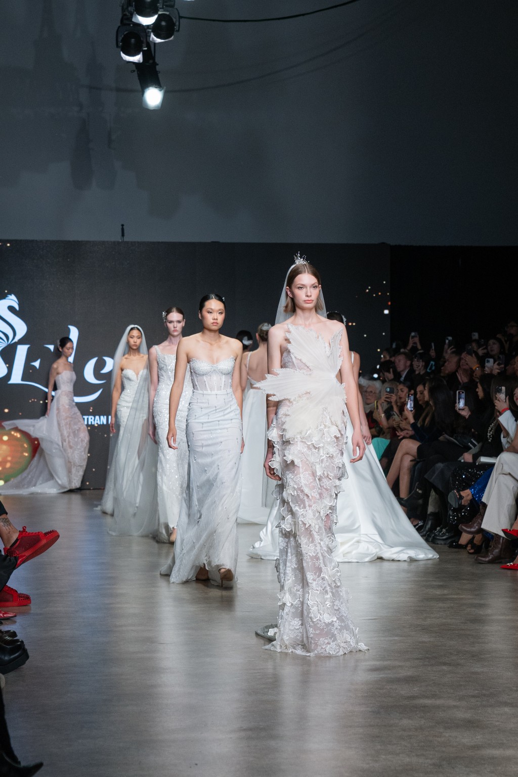 NTK Trần Phương Hoa ra mắt bộ sưu tập mới tại Vancouver Fashion Week