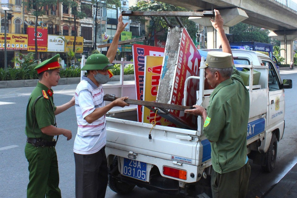 Lực lượng chức năng của BCĐ 197 phường La Khê (Hà Đông) tăng cường xử lý vi phạm trật tự đô thị, an toàn giao thông trên tuyến đường Quang Trung