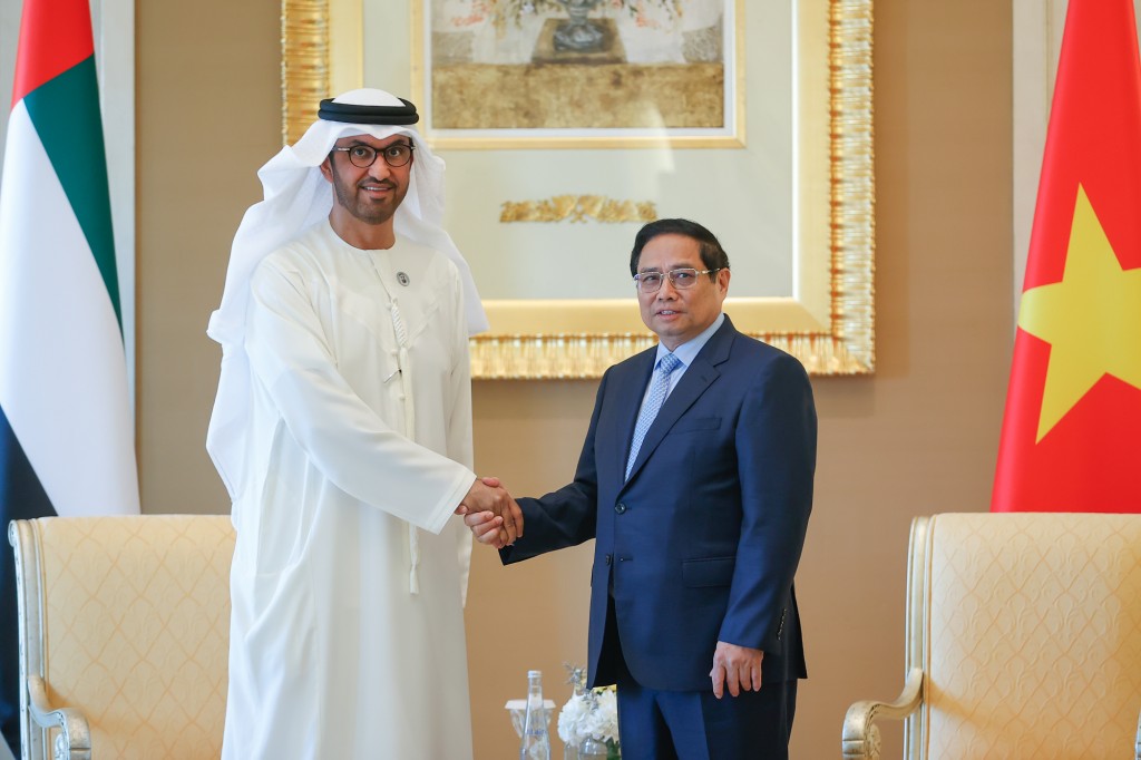 Thủ tướng Phạm Minh Chính và ông Saltan Bin Ahmed Al Jaber, Bộ trưởng Công nghiệp và Công nghệ cao, CEO Tập đoàn ADNOC - Ảnh: VGP/Nhật Bắc