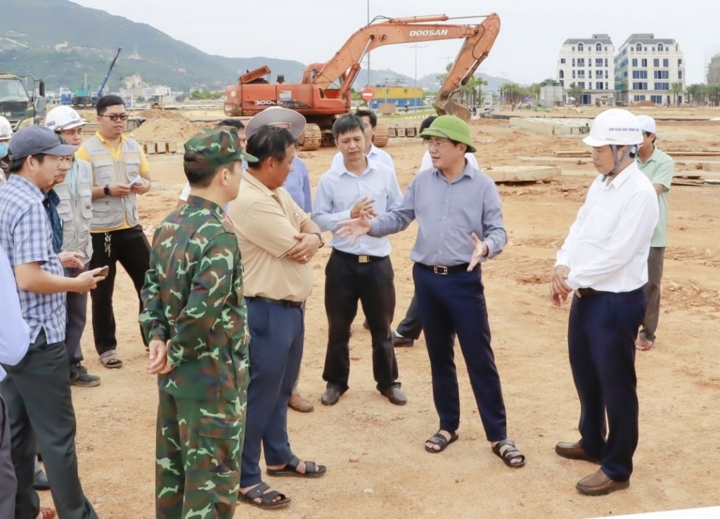 Chủ tịch UBND tỉnh Phạm Anh Tuấn (thứ 2 bên phải sang) kiểm tra đường ven biển (phía Tây đầm Thị Nại), đoạn Cát Tiến đến Diêm Vân (Ảnh binhdinh.gov)