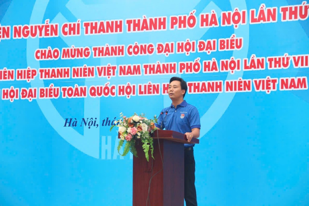 Đồng chí Nguyễn Đức Tiến - UV BCH Trung ương Đoàn, Phó Bí thư Thường trực Thành đoàn, Chủ tịch Hội Liên hiệp thanh niên Việt Nam thành phố Hà Nội phát biểu tại buổi lễ