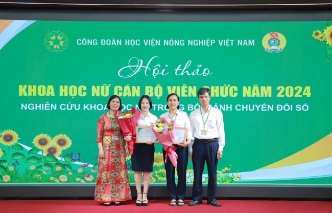 Ban Tổ chức trao giải cho các tác giả tại Hội thảo khoa học nữ cán bộ viên chức năm 2024