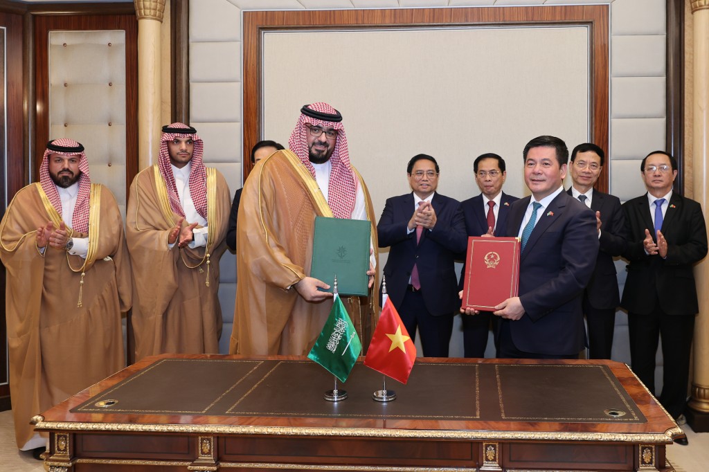 Thủ tướng chứng kiến Bộ Công Thương Việt Nam và Bộ Kinh tế và Kế hoạch Saudi Arabia ký kết Bản ghi nhớ về hợp tác kinh tế và thương mại - Ảnh: VGP/Nhật Bắc