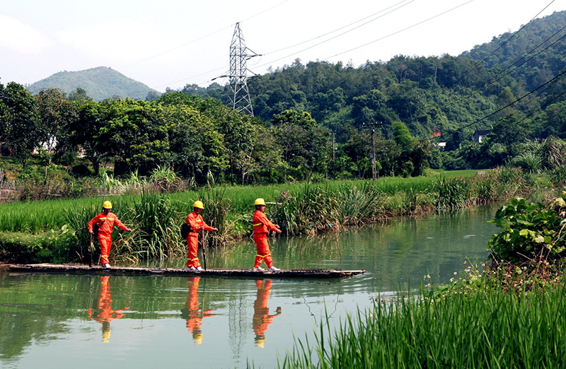 Đưa điện đến vùng thôn quê hẻo lánh, cách biệt về giao thông đã khó, quản lý vận hành cũng không kém muôn phần khó khăn và nguy hiểm (Cao Bằng)