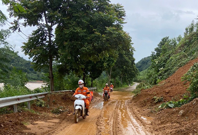 Điện lực Lào Cai sửa chữa khắc phục lưới điện sau lũ dữ