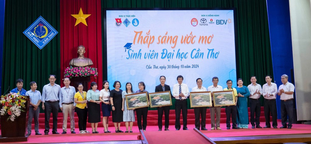 PVCFC trao học bổng 