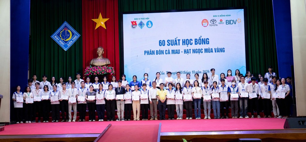 PVCFC trao học bổng 