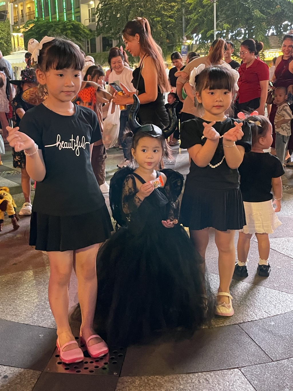 Dịp này, nhiều phụ huynh cũng tranh thủ đưa con em xuống phố, hòa cùng không khí rùng rợn mùa Halloween. Các em được cha mẹ hóa trang trở thành những nhân vật mà các em yêu thích. Mỗi em đều mang một nét cá tính riêng, không ai giống ai Dịp này, nhiều phụ huynh cũng tranh thủ đưa con em xuống phố, hòa cùng không khí rùng rợn mùa Halloween. Các em được cha mẹ hóa trang trở thành những nhân vật mà các em yêu thích. Mỗi em đều mang một nét cá tính riêng, không ai giống ai