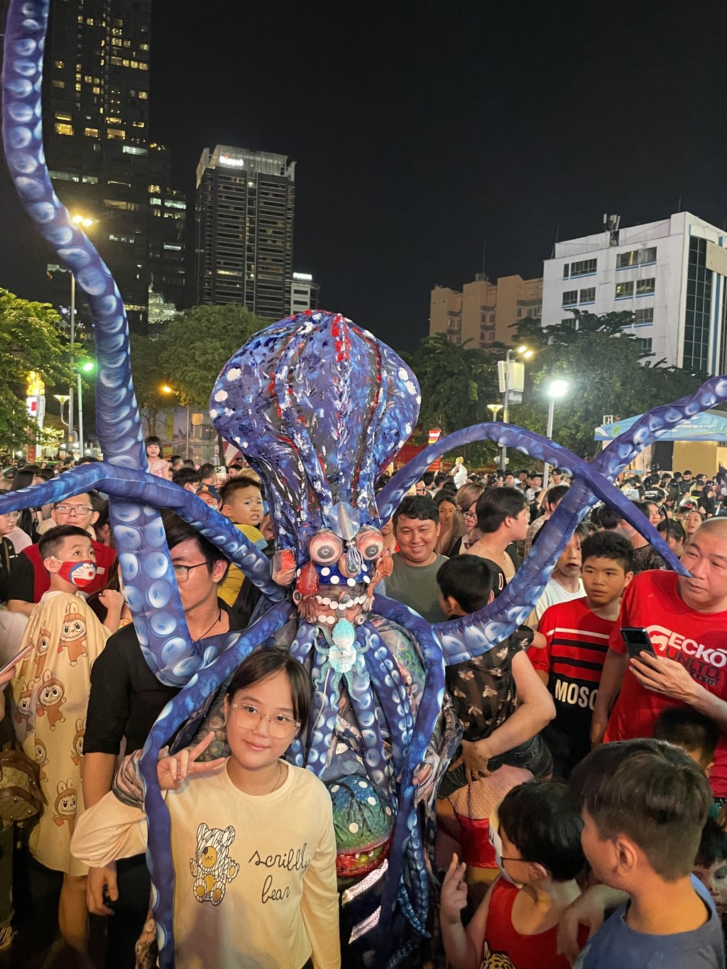 Những bộ trang phục được làm rất kỳ công, phối bằng nhiều chất liệu đa dạng Những bộ trang phục được làm rất kỳ công, phối bằng nhiều chất liệu đa dạng