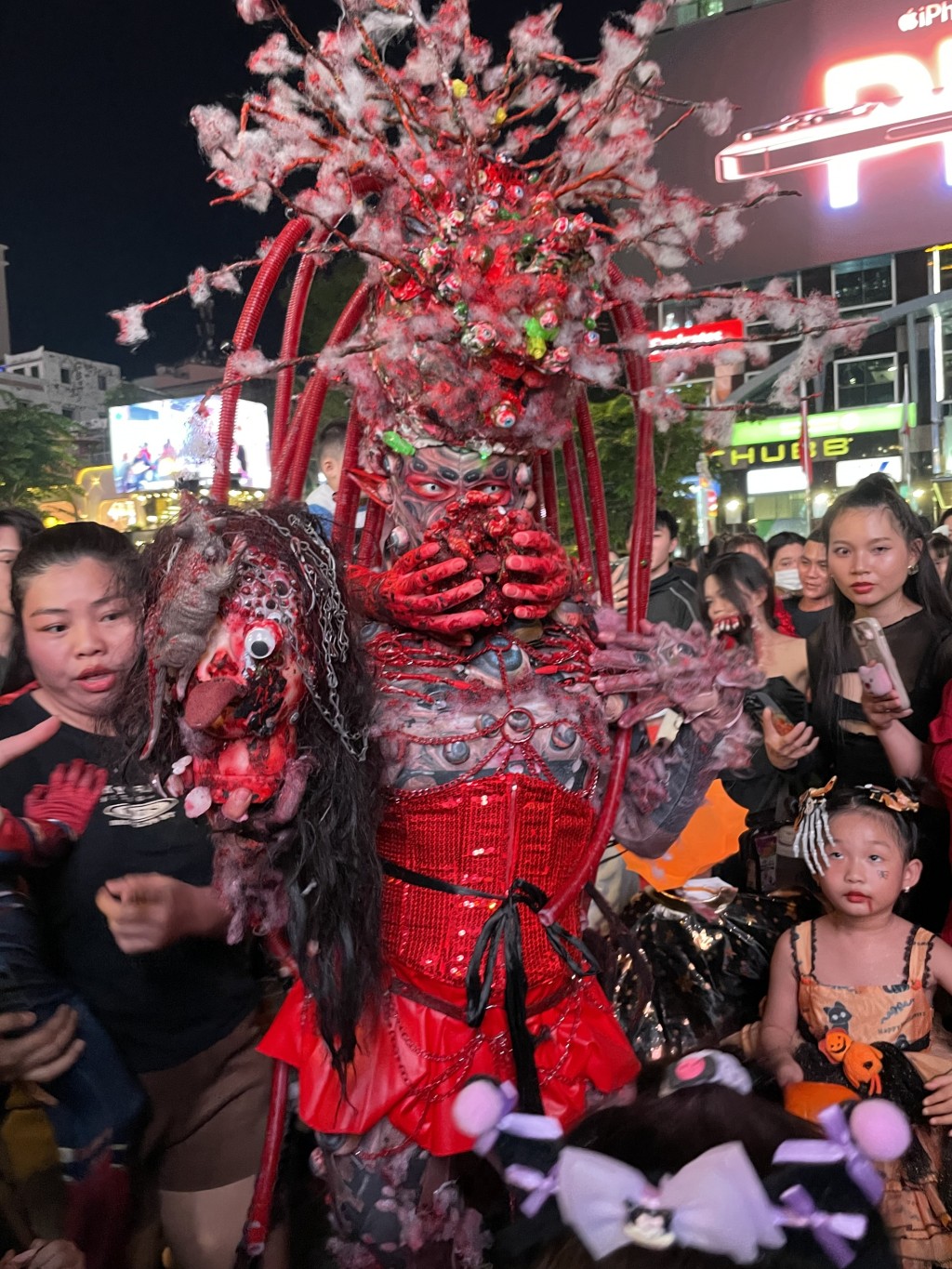 Tại phương Tây, lễ hội Halloween là dịp để người dân tri ân những người đã mất. Khi du nhập đến Việt Nam, Halloween trở thành một ngày hội đặc biệt, mang đến sự kỳ bí, rùng rợn và sức hấp dẫn khó tả. Trong ngày này, mọi người đua nhau hóa trang thành những nhân vật sinh động và cả rùng rợn như: Ma quỷ, phù thủy, nhân vật hoạt hình, siêu nhân... để ra đường Tại phương Tây, lễ hội Halloween là dịp để người dân tri ân những người đã mất. Khi du nhập đến Việt Nam, Halloween trở thành một ngày hội đặc biệt, mang đến sự kỳ bí, rùng rợn và sức hấp dẫn khó tả. Trong ngày này, mọi người đua nhau hóa trang thành những nhân vật sinh động và cả rùng rợn như: Ma quỷ, phù thủy, nhân vật hoạt hình, siêu nhân... để ra đường