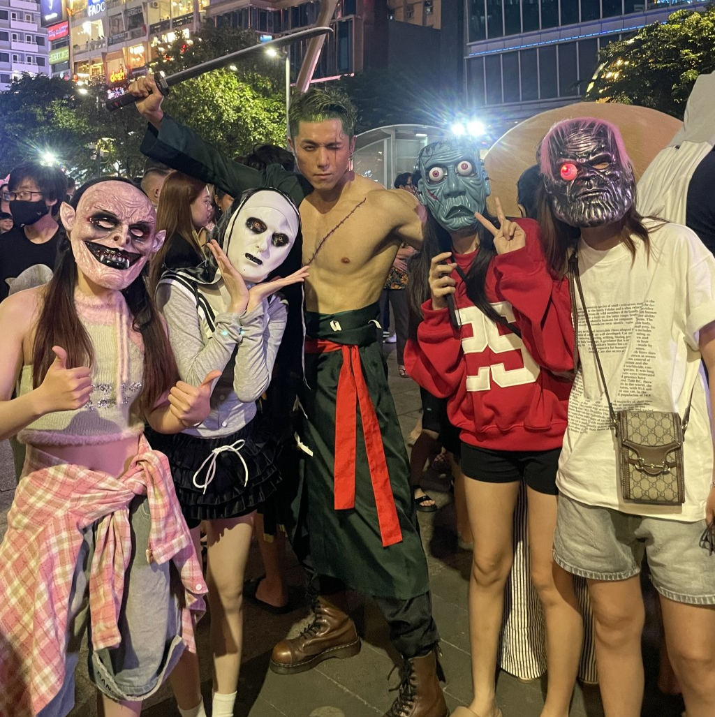 Vị khách người Nhật Bản đã hoá thân thành nhân vật truyện tranh Zoro được nhiều bạn trẻ yêu thích, đua nhau xin chụp ảnh cùng Vị khách người Nhật Bản đã hoá thân thành nhân vật truyện tranh Zoro được nhiều bạn trẻ yêu thích, đua nhau xin chụp ảnh cùng