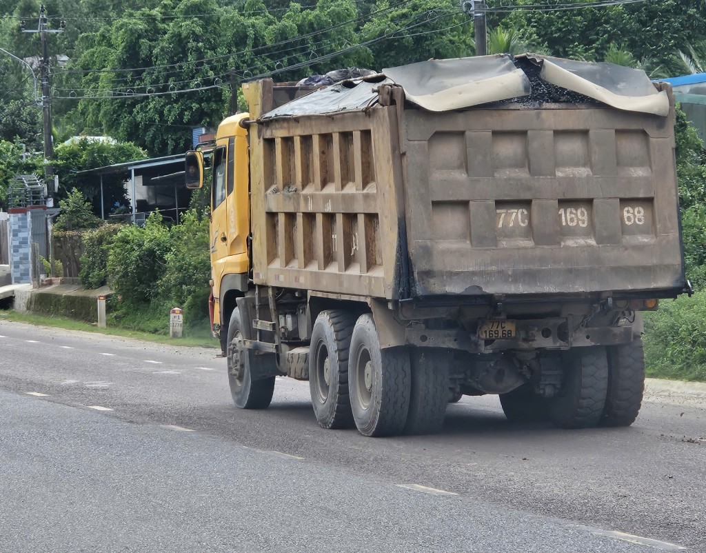 Xe tải chở bê tông nhựa từ trạm (BTNN) có dấu hiệu quá tải chạy ra Quốc lộ 1A (Ảnh: H. Quảng)