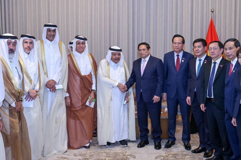 Thủ tướng Phạm Minh Chính tiếp đoàn Hiệp hội doanh nghiệp Qatar do ông Sheikh Faisal bin Qassim Al Thani, Chủ tịch Hiệp hội, đồng thời là Chủ tịch Tập đoàn Al Faisal Holding dẫn đầu - Ảnh: VGP/Nhật Bắc