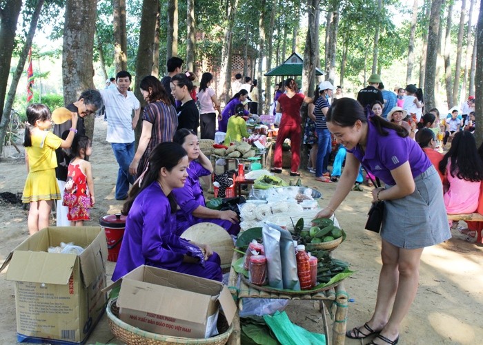 Phiên chợ quê Hương xưa làng cổ thu hút du khách gần xa (Ảnh thuathienhue.gov)