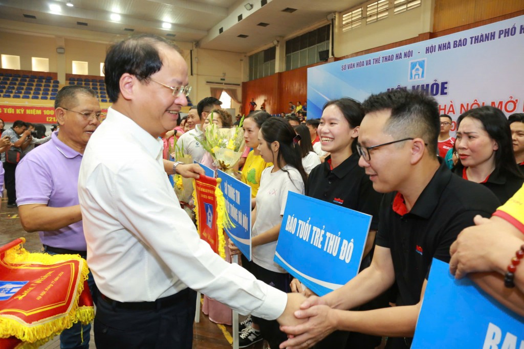 Ủy viên Ban Thường vụ Thành ủy, Trưởng ban Tuyên giáo Thành ủy Hà Nội Nguyễn Doãn Toản trao cờ lưu niệm cho các đội thi