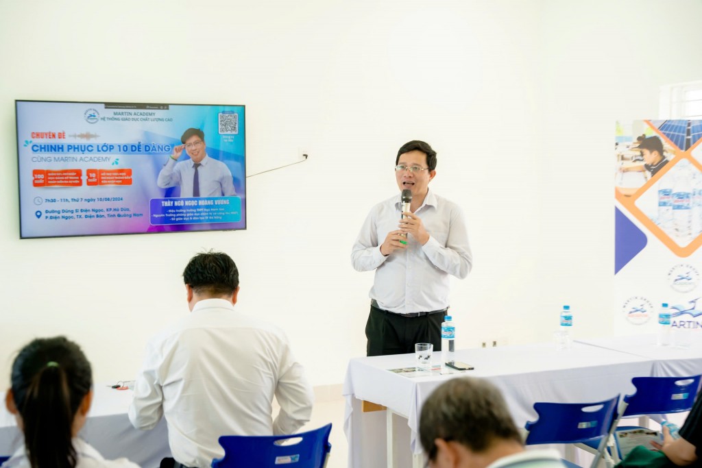 Thầy Trần Đức Vinh, Phó Chủ tịch Hội đồng Hệ thống giáo dục Martin Academy thông tin đến phụ huynh về chương trình giáo dục