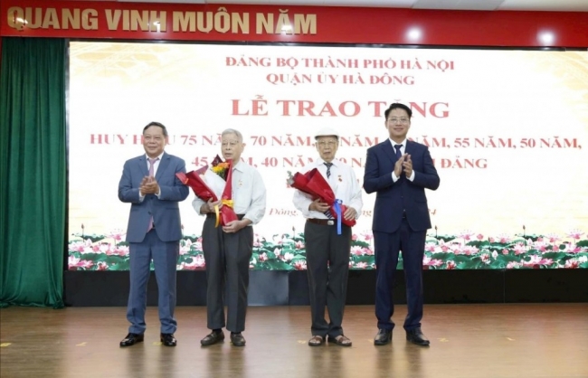 Trao Huy hiệu Đảng cho đảng viên lão thành quận Hà Đông