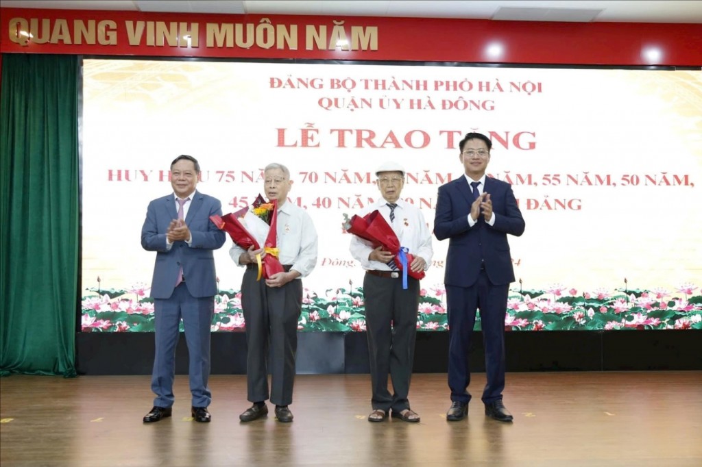 Trao Huy hiệu Đảng cho đảng viên lão thành quận Hà Đông