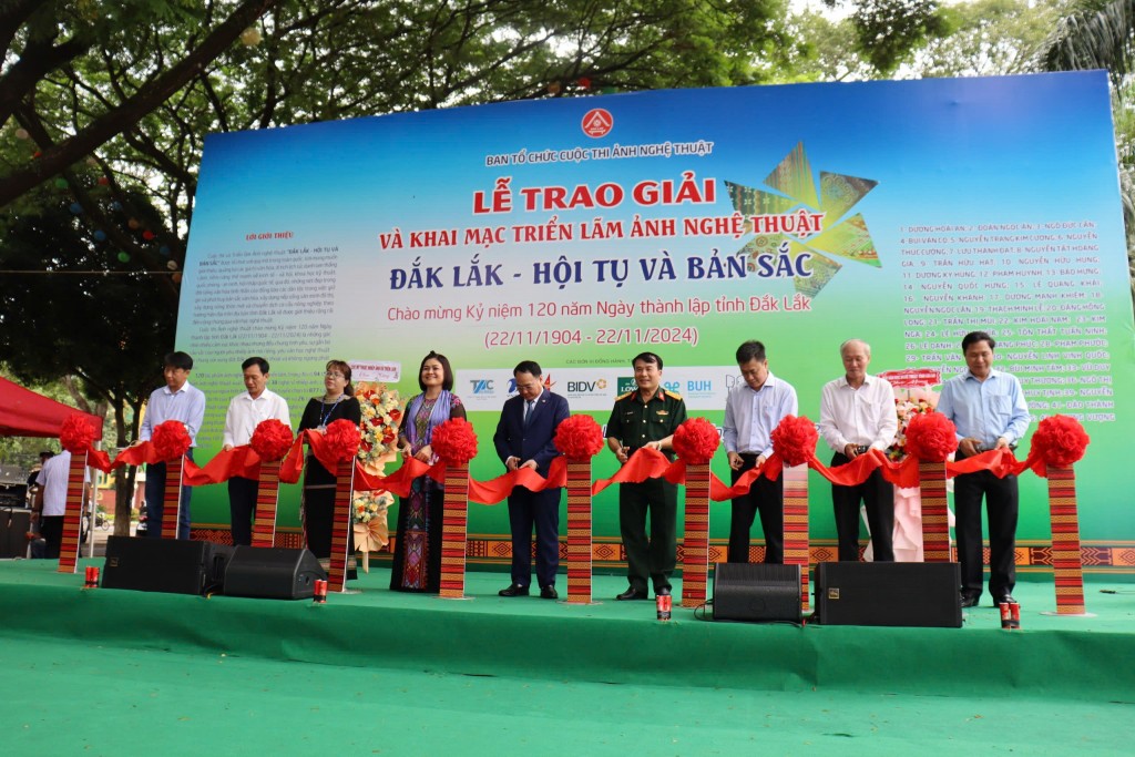 Cắt băng khai mạc triển lãm ảnh nghệ thuật Đắk Lắk - Hội tụ và bản sắc