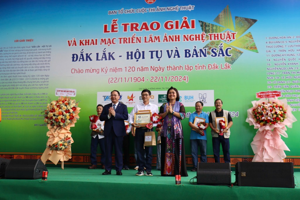 Ban tổ chức trao giải cho các tác giả có tác phẩm xuất sắc nhất cuộc thi