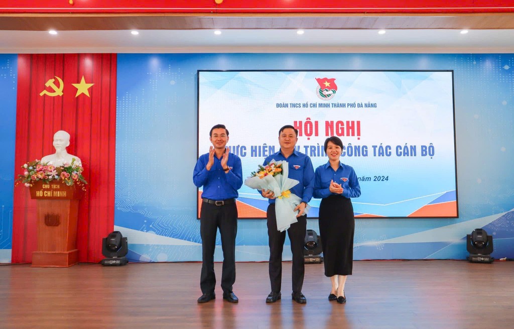 Các đồng chí trong Ban Thường vụ Thành đoàn Đà Nẵng tặng hoa chúc mừng Bí thư Thành đoàn Đà Nẵng Lê Công Hùng