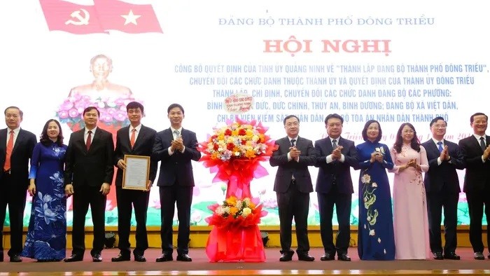 Đại diện lãnh đạo tỉnh Quảng Ninh tặng hoa chúc mừng Ban Thường vụ Thành ủy Đông Triều.