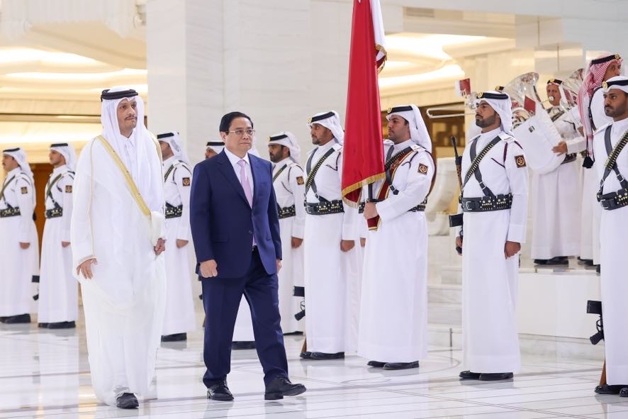 Thủ tướng Nhà nước Qatar Sheikh Mohammed bin Abdulrahman bin Jasim Al-Thani chủ trì lễ đón chính thức Thủ tướng Chính phủ Phạm Minh Chính và Phu nhân, cùng đoàn đại biểu cấp cao Việt Nam thăm chính thức Nhà nước Qatar - Ảnh: VGP